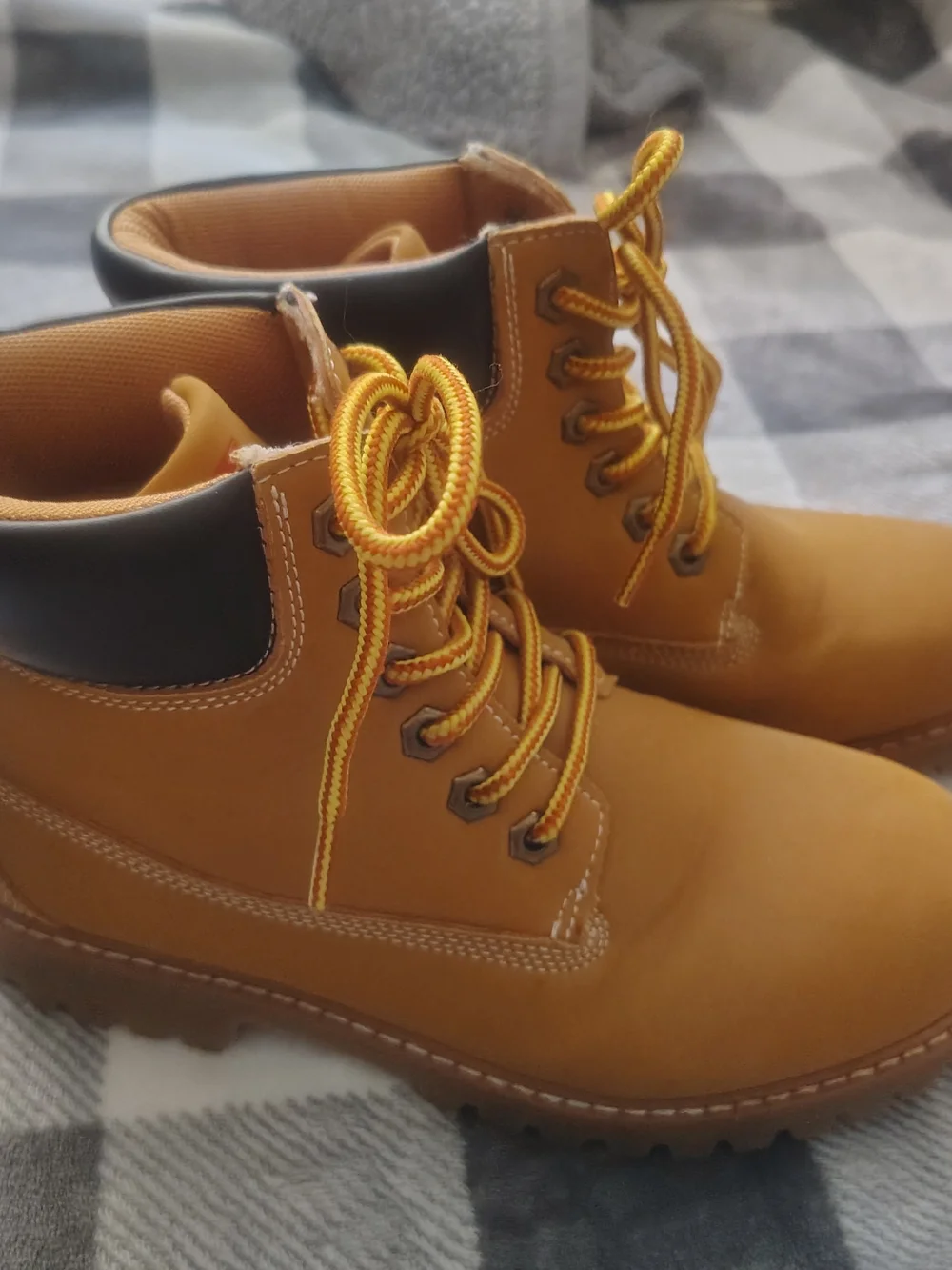 Avalanche Kids Wheat/Tan Lace-Up Work Boots with Yellow Laces
